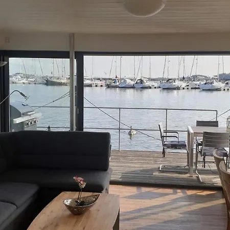 Сasa de vacaciones Hausboot Tollow *