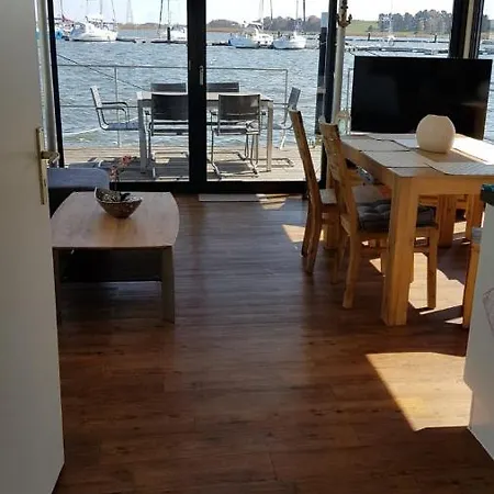Hausboot Tollow Сasa de vacaciones Kröslin