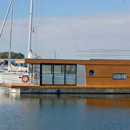 Hausboot Tollow *