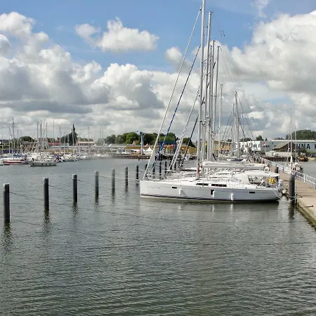 Hausboot Tollow * Kröslin