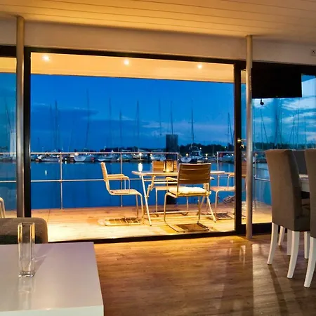 Сasa de vacaciones Hausboot Tollow *